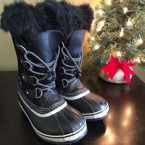 Sorel Joan of Arctic boots.  Big kids (girls)